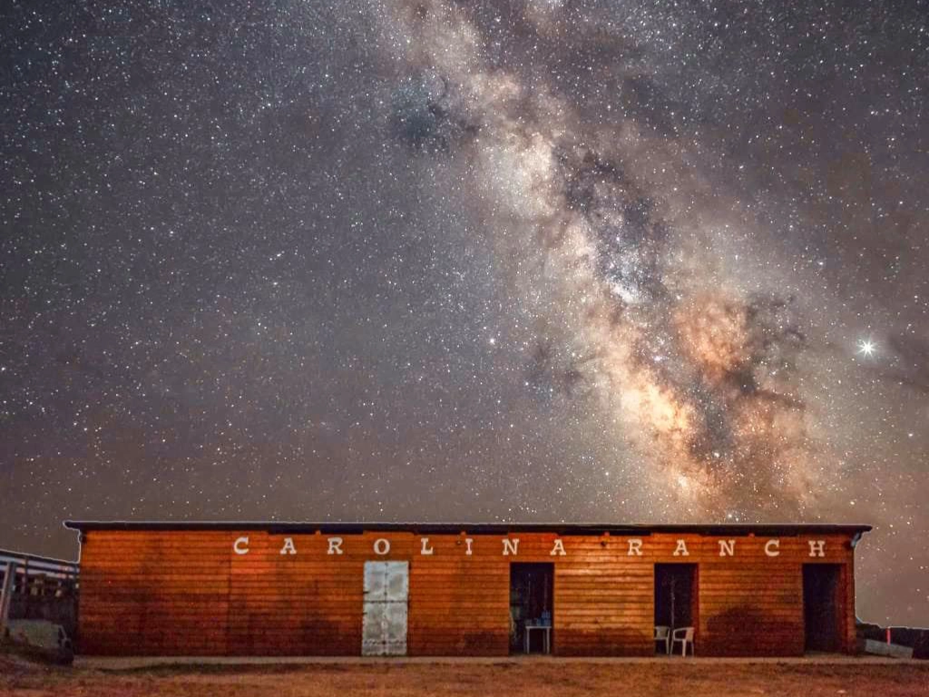 Die Milchstraße über der Carolina Ranch während einer Sternennacht in Sant'Antioco