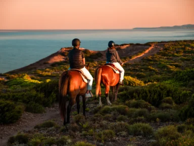 Ausritt an der Küste von Sant'Antioco bei Sonnenuntergang