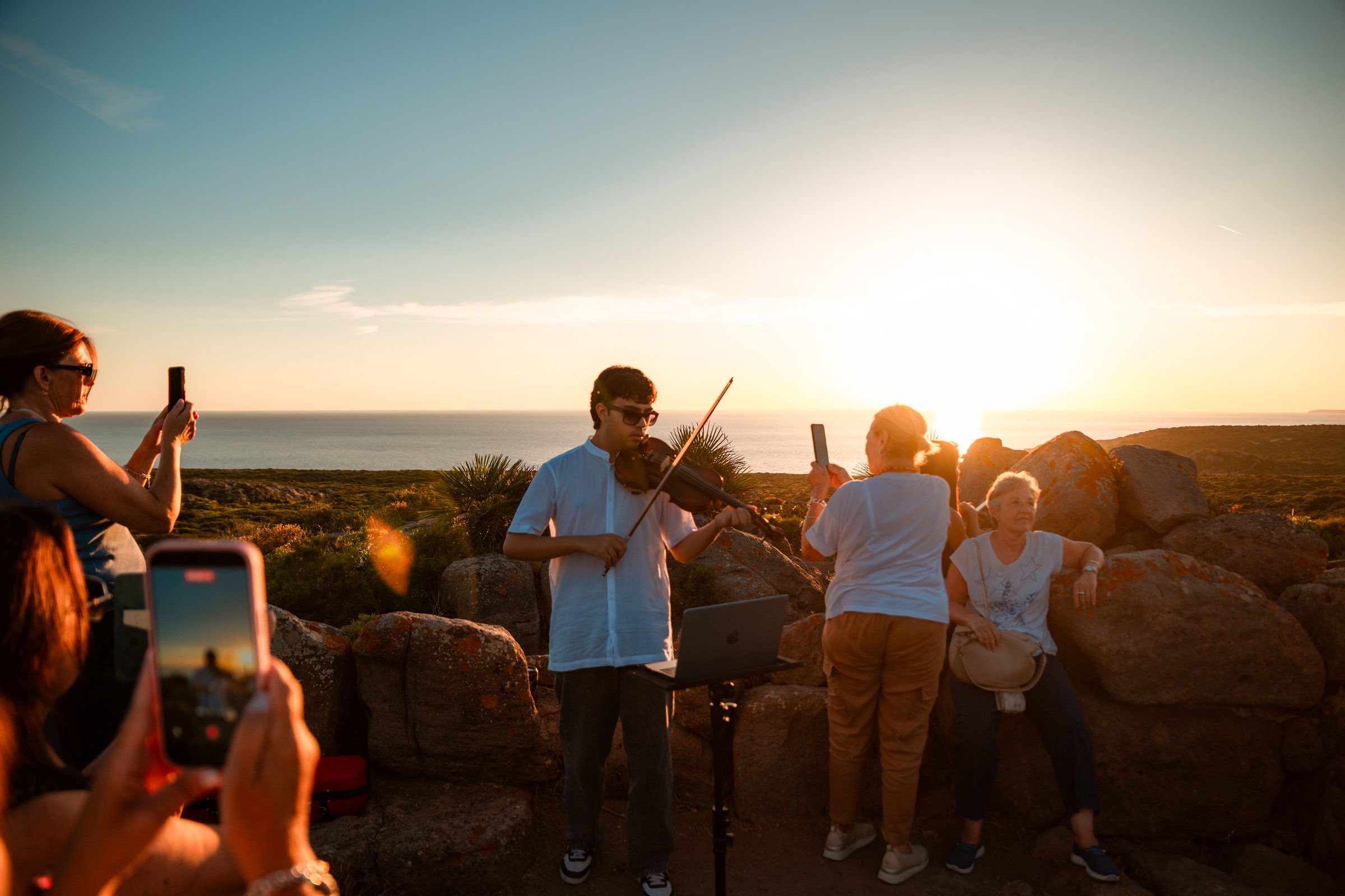 Livemusik am Meer bei Sonnenuntergang während „Vom Sonnenuntergang zu den Sternen“